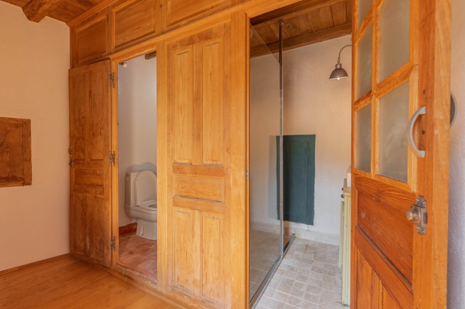 Salle d'eau en bois et pierre de la chambre d'hôtes