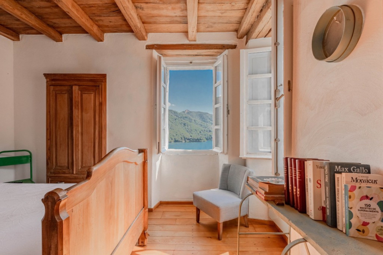Vue imprenable sur le village et la montagne depuis la chambre