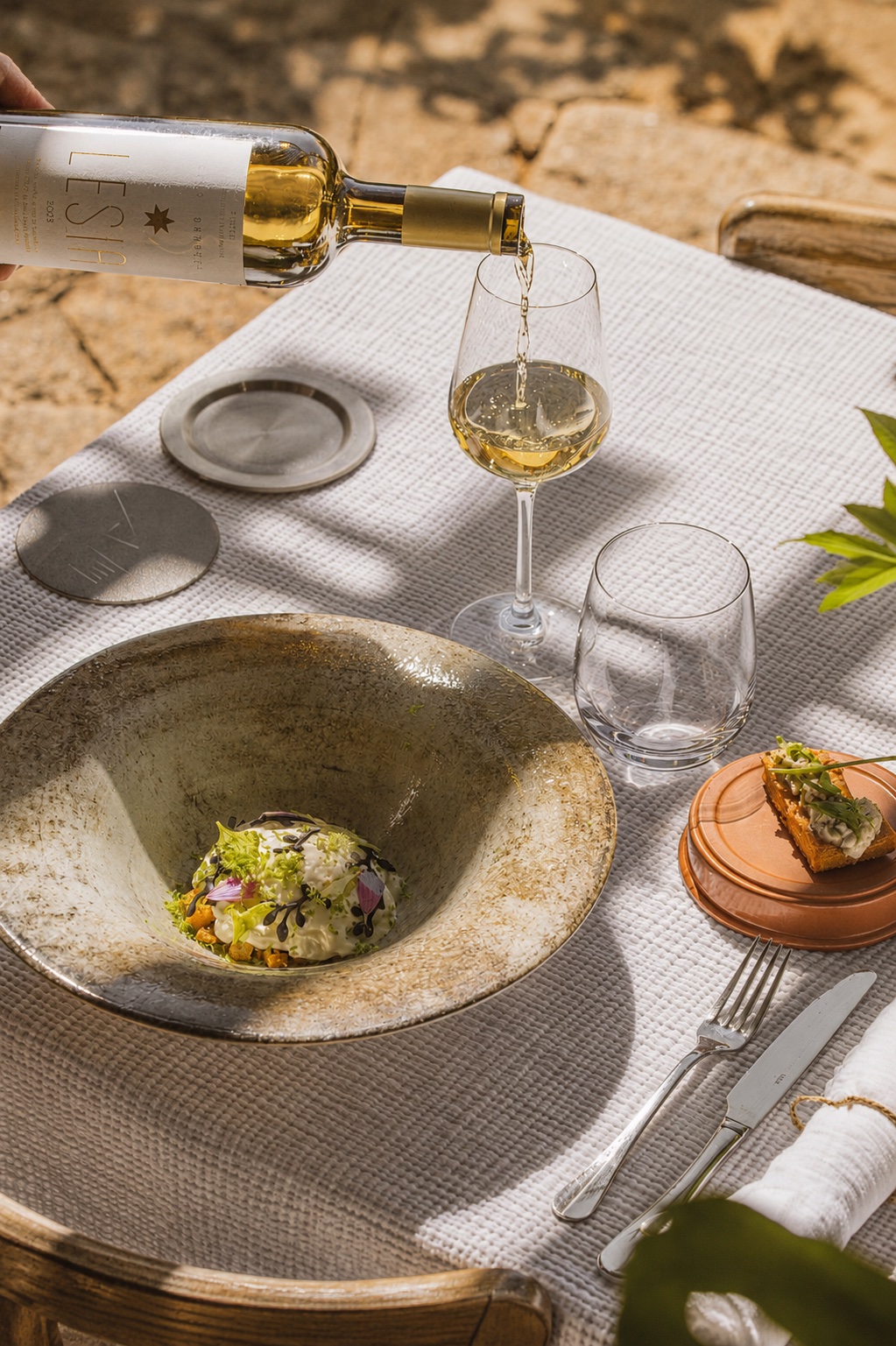 Accord vin blanc corse servi à table