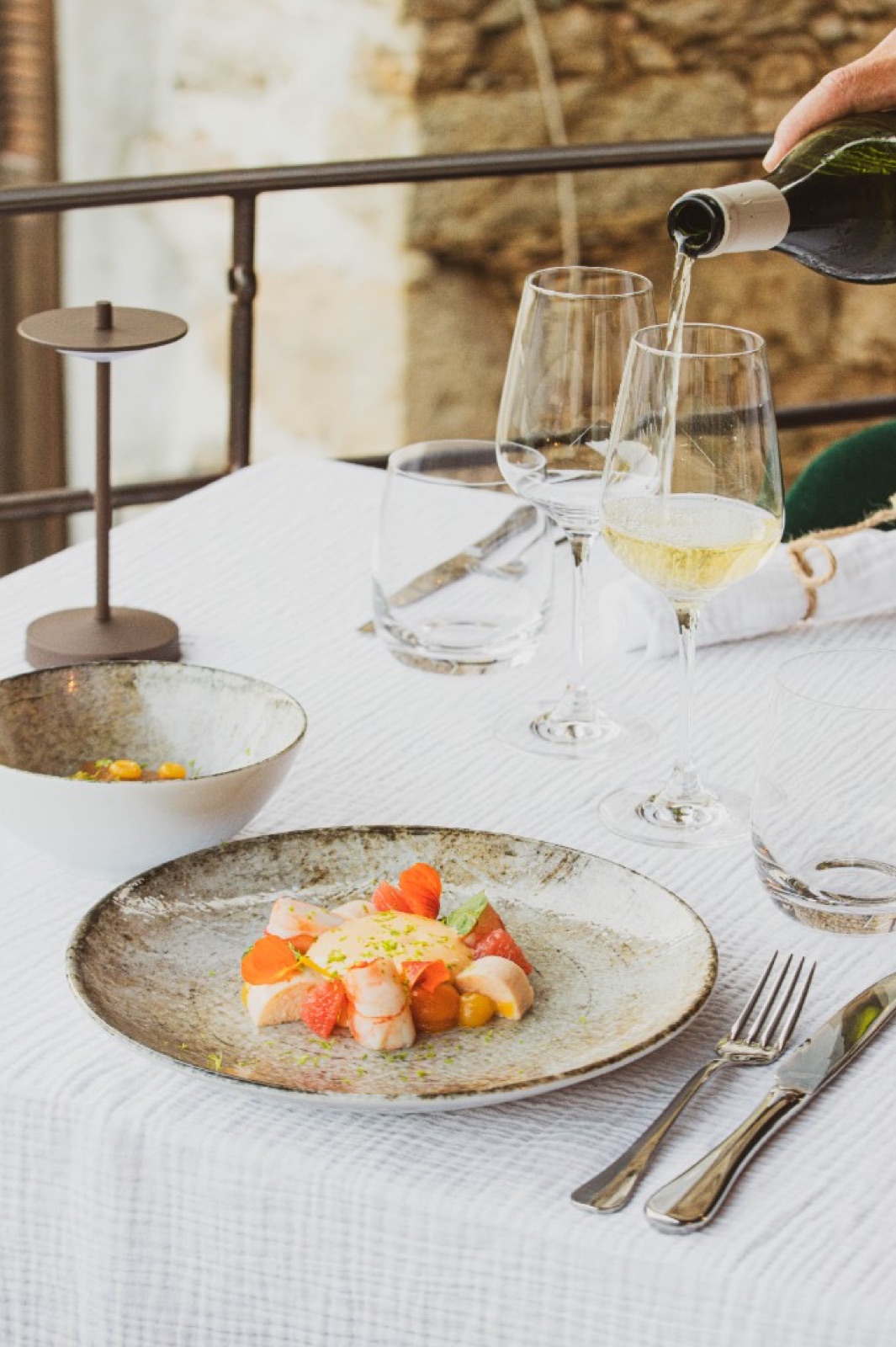 Service du vin corse en terrasse