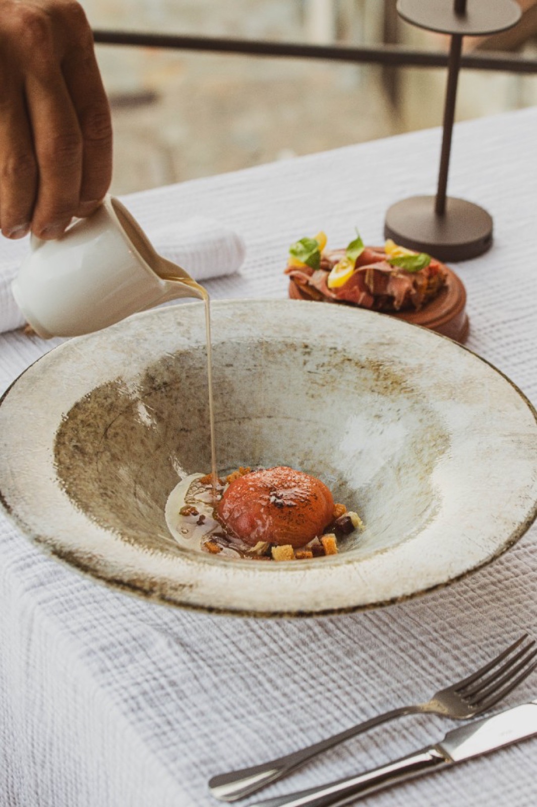 Tomate confite, bouillon versé à table