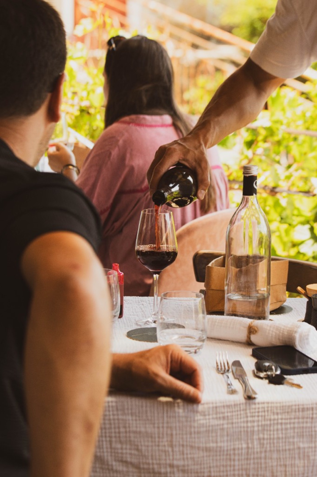 Service du vin rouge en terrasse