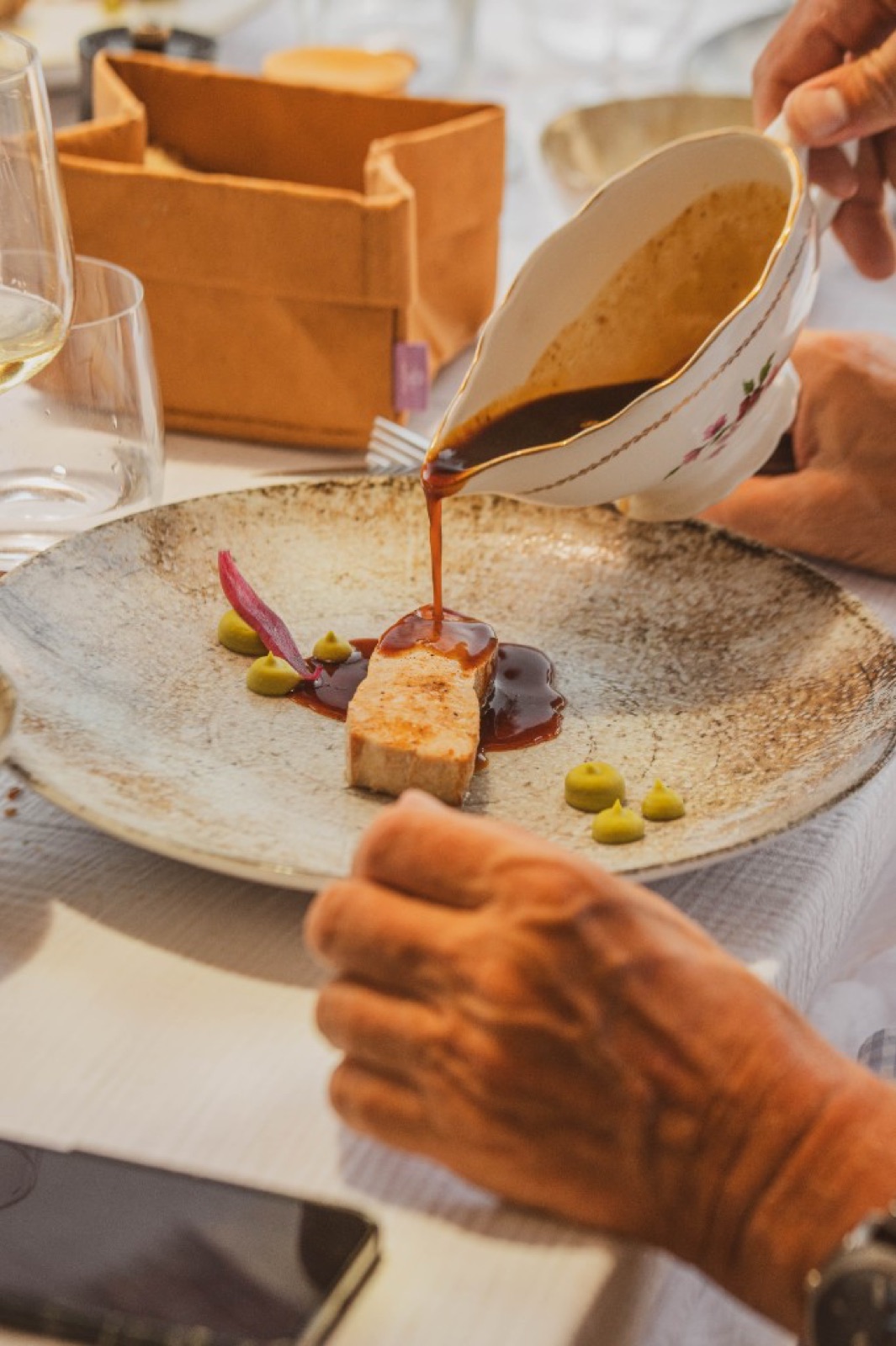 Viande, sauce versée au moment