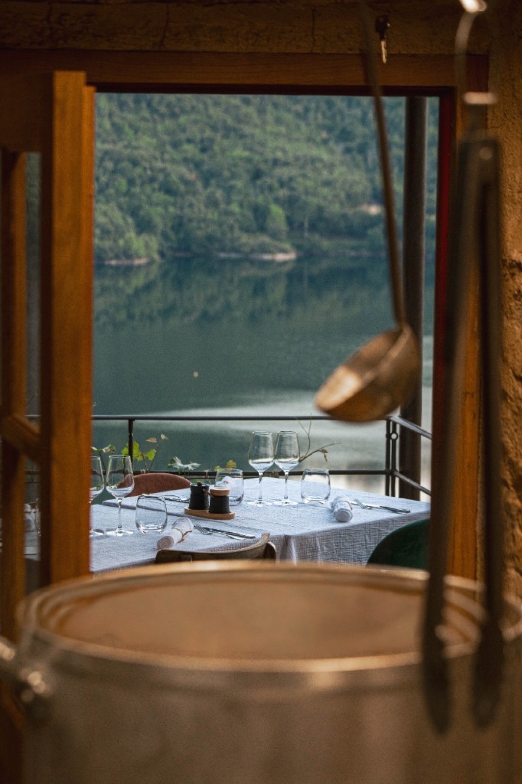 Table dressée face au lac de Tolla