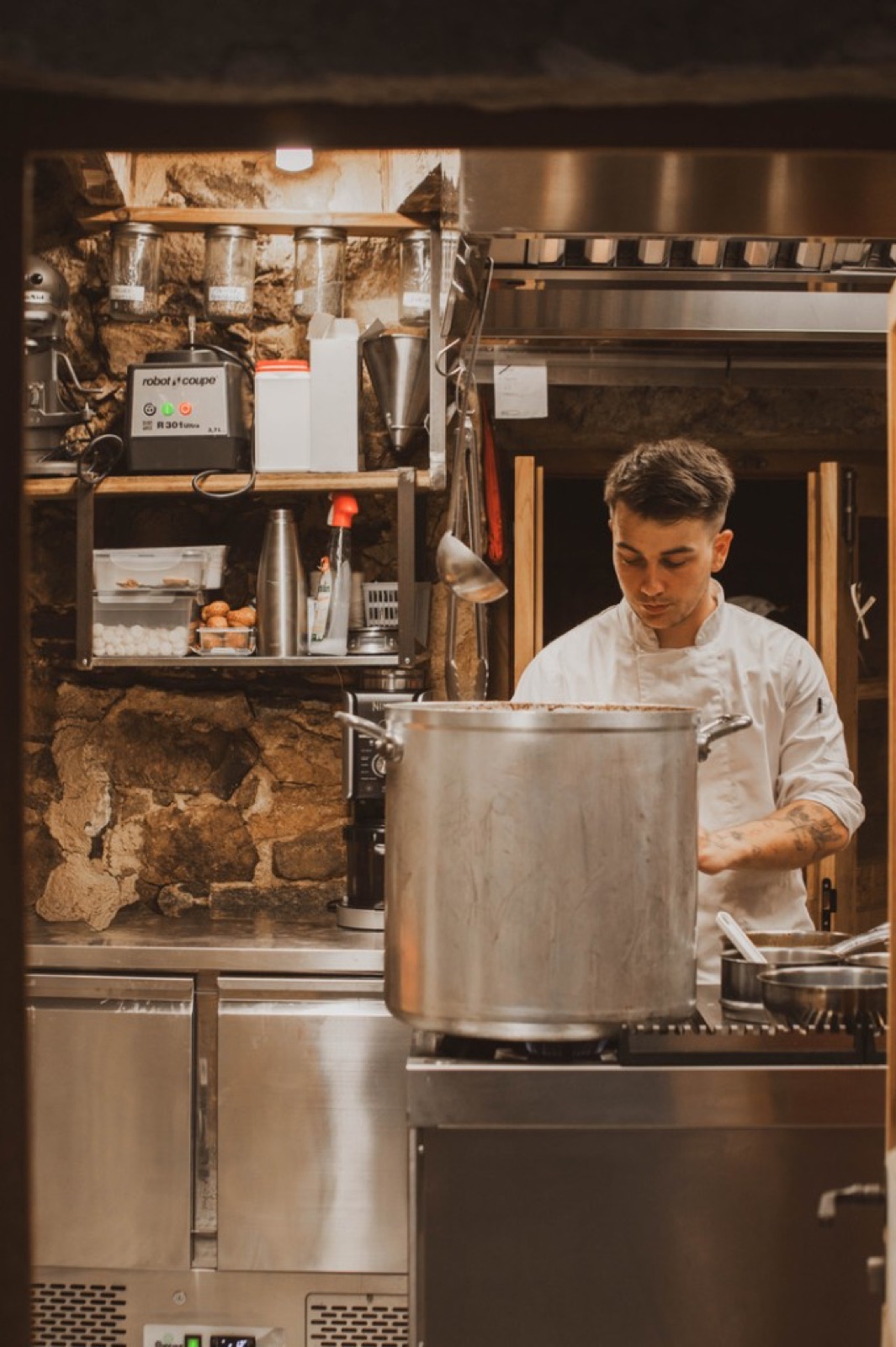 Le chef Christopher Chevalier en cuisine